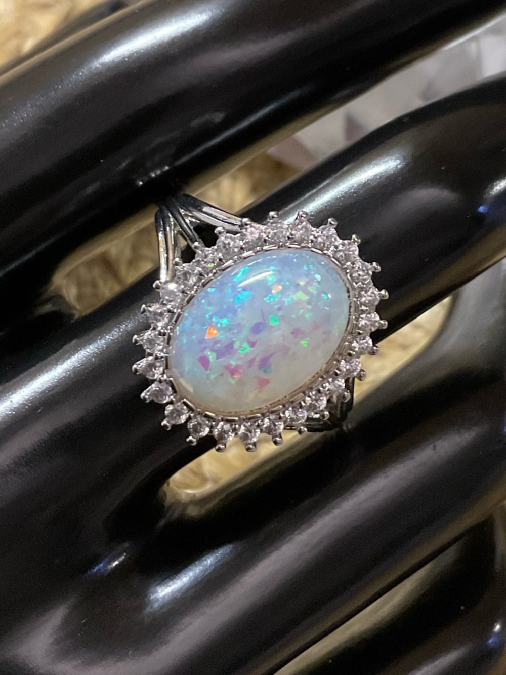 Women Oval Design Ring Size 9 - Picture 1 of 3